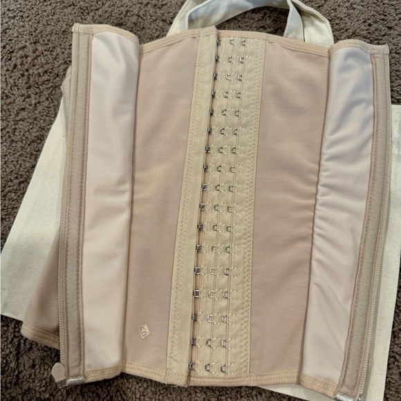 BRAND NEW Elsa Waist Trainer Size S - Picture 3 of 3